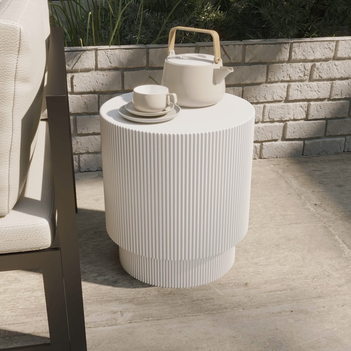 LeisureMod Side Table Eden Series Side Table in Fiberstone Round Accent Table for Home, Living Room, Indoor, and Outdoor